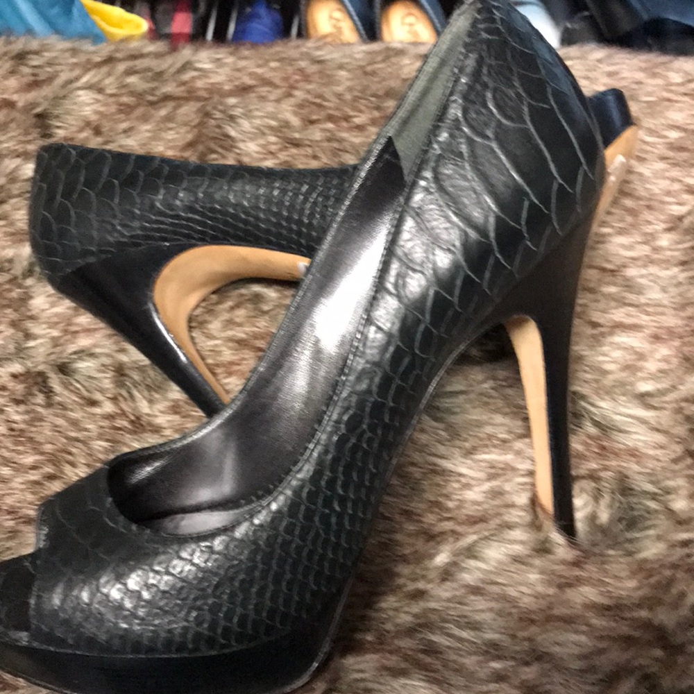Absolutely stunning Via Spiga black reptile pumps